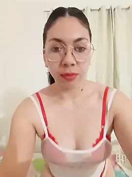 Mia essence online show from 06-30-26, 01:45