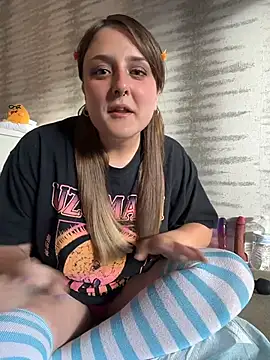 Snapshot of Hazel_Haze chatting on 07-17-26, 11:42 Hazel Haze online show from 07-17-26, 11:42