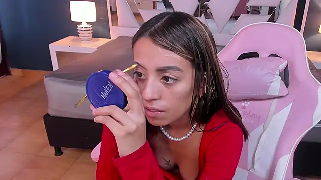 Danna Petiite online show from 05-19-26, 07:20