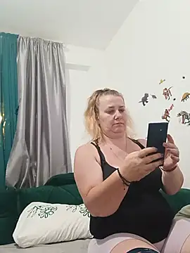 Snapshot of JuliaBestX chatting on 06-25-26, 09:52 JuliaBestX online show from 06-25-26, 09:52