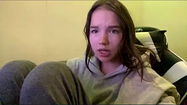 Snapshot of FewerCadre chatting on 05-22-26, 06:13 FewerCadre online show from 05-22-26, 06:13