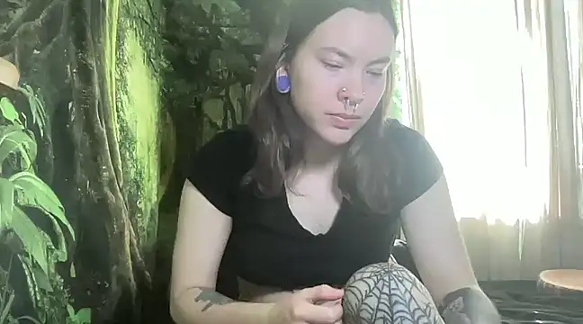 Snapshot of mo0ngoddess chatting on 02-15-25, 10:42 mo0ngoddess online show from 02-15-25, 10:42