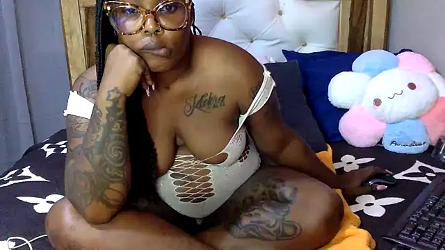 Snapshot of creamyamber chatting on 02-06-26, 02:05 creamyamber online show from 02-06-26, 02:05