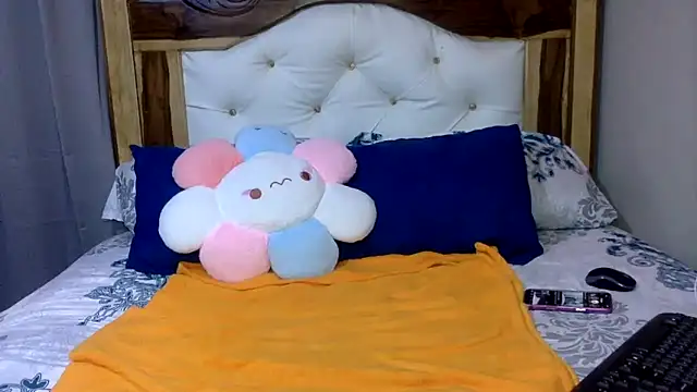 Snapshot of creamyamber chatting on 02-17-26, 01:13 creamyamber online show from 02-17-26, 01:13