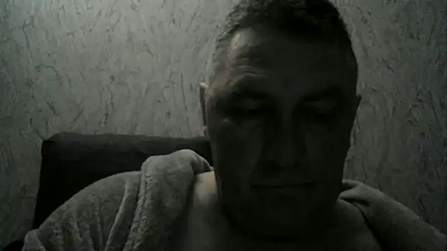 Snapshot of edje59a chatting on 12-17-25, 01:22 edje59a online show from 12-17-25, 01:22