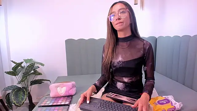 HannaCarttier  online show from 05-14-26, 12:23