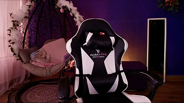 Snapshot of Scarlett_Lune chatting on 05-16-26, 08:18 Scarlett Lune online show from 05-16-26, 08:18