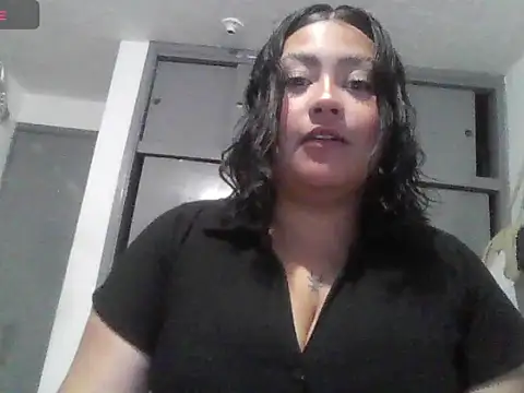 Snapshot of Alaia_moretti chatting on 05-30-26, 01:46 Alaia moretti online show from 05-30-26, 01:46