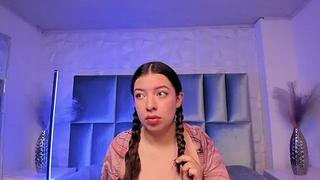 Snapshot of Sara_Deen chatting on 05-27-26, 12:02 Sara Deen online show from 05-27-26, 12:02
