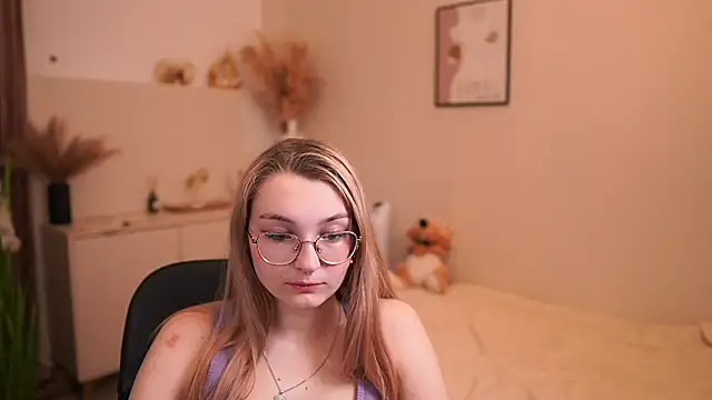Snapshot of Sophielux18 chatting on 05-20-26, 01:17 Sophielux18 online show from 05-20-26, 01:17
