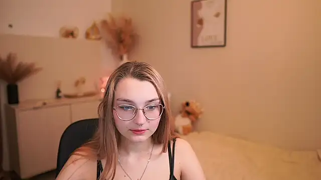 Snapshot of Sophielux18 chatting on 05-21-26, 01:18 Sophielux18 online show from 05-21-26, 01:18