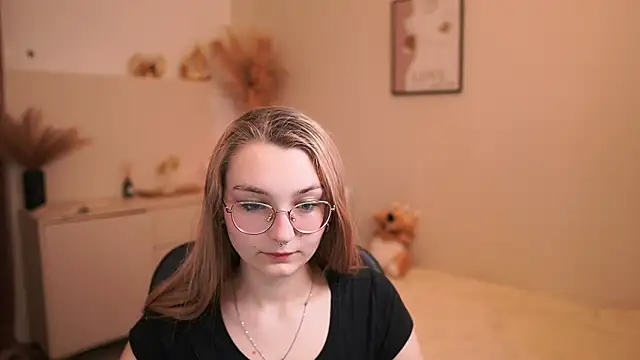 Snapshot of Sophielux18 chatting on 05-23-26, 12:31 Sophielux18 online show from 05-23-26, 12:31