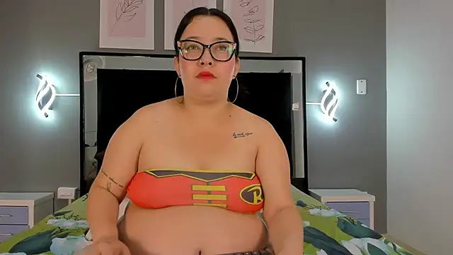 Snapshot of zoe_curvyy chatting on 06-19-26, 12:09 zoe curvyy online show from 06-19-26, 12:09