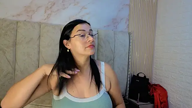 Snapshot of JuliaFerrer chatting on 05-17-26, 05:27 JuliaFerrer online show from 05-17-26, 05:27