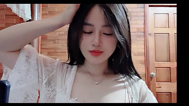 Bee-Cherry online show from 06-17-26, 01:30