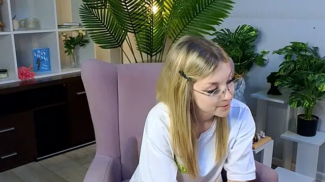 Snapshot of NovaOliphant chatting on 05-19-26, 08:31 NovaOliphant online show from 05-19-26, 08:31