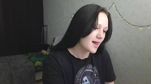 Tori cute online show from 05-20-26, 12:22