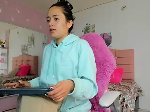 ivyyemerald  online show from 06-03-26, 12:52