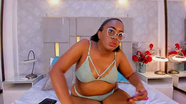 Snapshot of ZoeBrowns chatting on 05-27-26, 12:02 ZoeBrowns online show from 05-27-26, 12:02