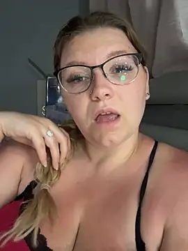 Snapshot of LucieLouBabe chatting on 05-28-26, 11:57 LucieLouBabe online show from 05-28-26, 11:57