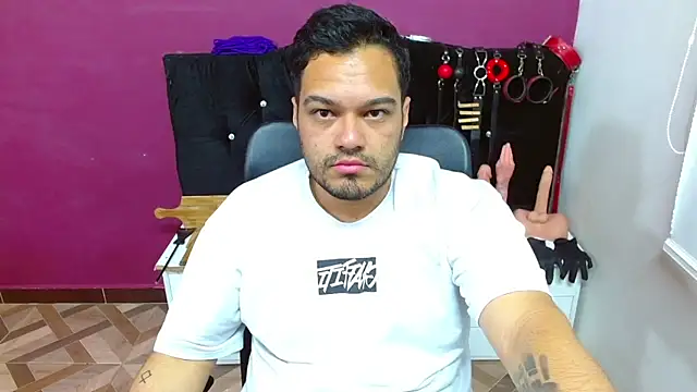 Snapshot of -AlejandroT- chatting on 05-28-26, 04:43 -AlejandroT- online show from 05-28-26, 04:43