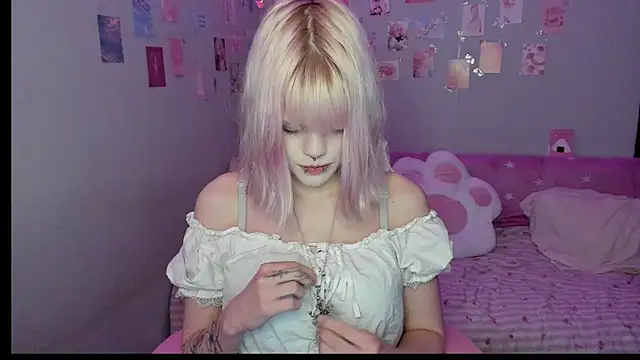 Snapshot of VelvetAlice chatting on 07-11-26, 08:55 VelvetAlice online show from 07-11-26, 08:55