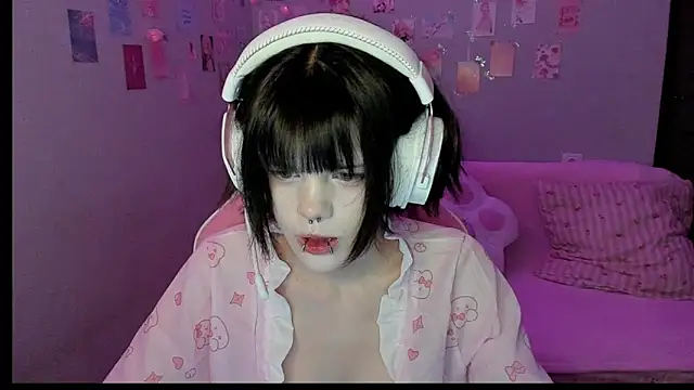 Snapshot of VelvetAlice chatting on 07-23-26, 08:18 VelvetAlice online show from 07-23-26, 08:18