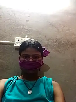 Snapshot of Tiyaasa chatting on 05-25-26, 11:27 Tiyaasa online show from 05-25-26, 11:27
