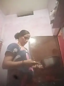Snapshot of Hot_sune chatting on 06-01-26, 12:23 Hot sune online show from 06-01-26, 12:23