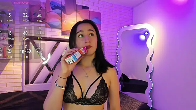 Lua bloom  online show from 06-19-26, 04:50