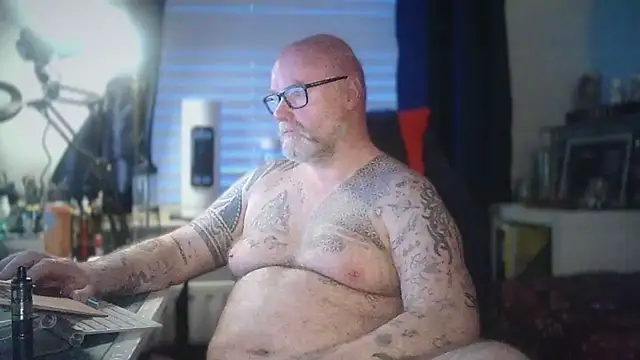 Tattooed Dilf 01 online show from 05-25-26, 08:59
