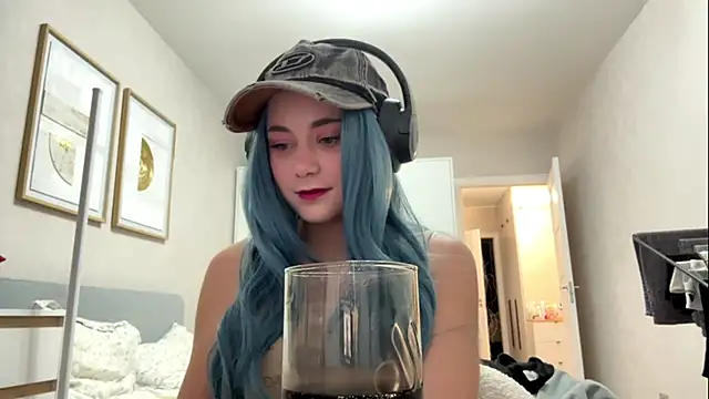 Snapshot of elfLiana chatting on 05-31-26, 04:47 elfLiana online show from 05-31-26, 04:47