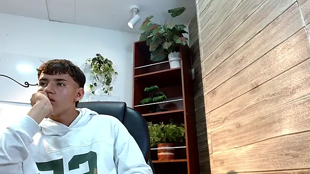 Snapshot of Ryan_grayx chatting on 05-27-26, 02:36 Ryan grayx online show from 05-27-26, 02:36