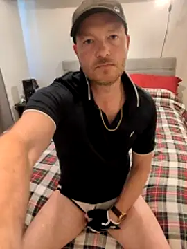 Snapshot of Straight_GuyUK chatting on 05-31-26, 01:18 Straight GuyUK online show from 05-31-26, 01:18