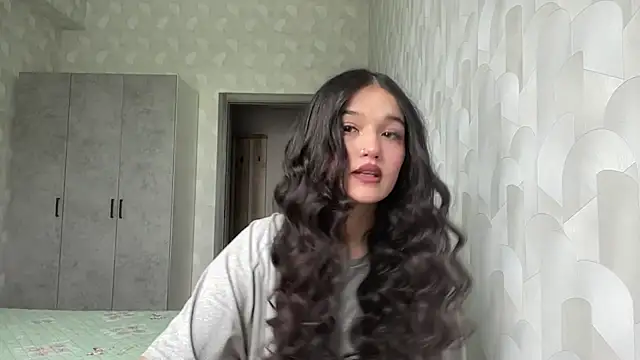 LisetteParajon online show from 06-11-26, 05:05