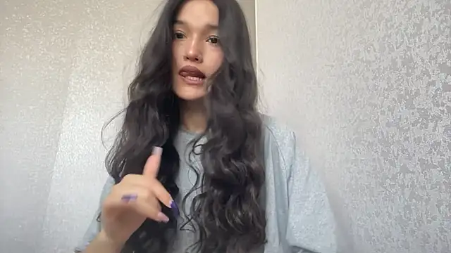 LisetteParajon online show from 06-12-26, 05:17