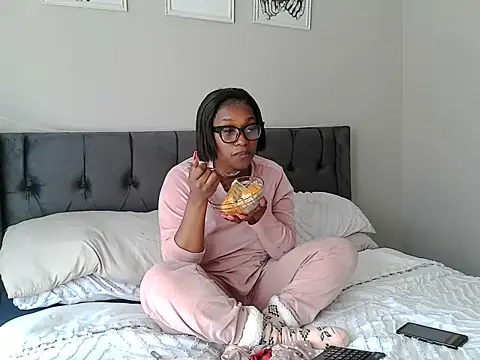 MissLaToYa online show from 06-28-26, 12:00