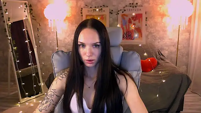 Snapshot of NicoleMerz chatting on 06-17-26, 04:30 NicoleMerz online show from 06-17-26, 04:30