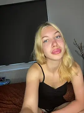 Snapshot of MilaaXOO chatting on 07-14-26, 04:23 MilaaXOO online show from 07-14-26, 04:23