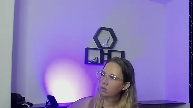 Mia and Erick online show from 07-04-26, 02:29