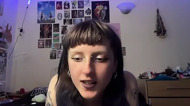 Snapshot of batzy666 chatting on 06-10-26, 11:31 batzy666 online show from 06-10-26, 11:31