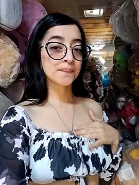 Snapshot of zoe_r_r chatting on 05-29-26, 05:11 zoe r r online show from 05-29-26, 05:11