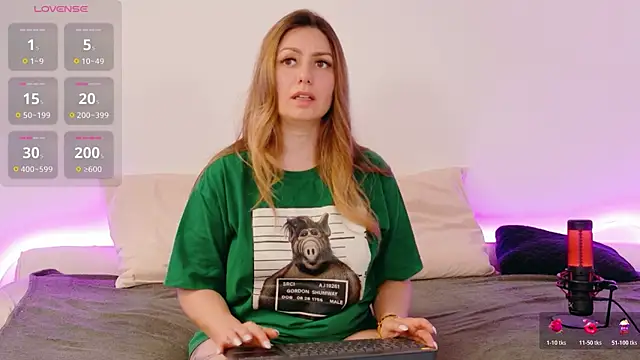 Snapshot of LindaWhite_ chatting on 05-21-26, 04:14 LindaWhite online show from 05-21-26, 04:14