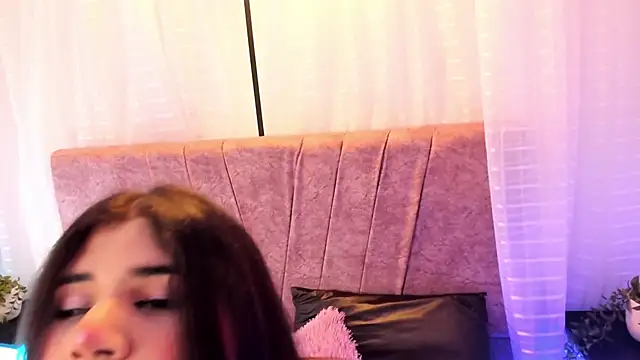 Emilie Jones online show from 06-17-26, 07:59