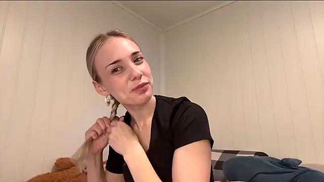 Snapshot of OlyMayer chatting on 06-18-26, 08:25 OlyMayer online show from 06-18-26, 08:25