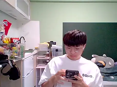Snapshot of Yang_571 chatting on 06-08-26, 09:15 Yang 571 online show from 06-08-26, 09:15