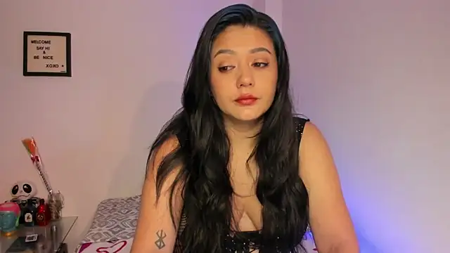 Snapshot of LauraToro_ chatting on 11-29-25, 09:23 LauraToro online show from 11-29-25, 09:23