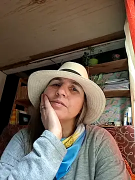 Snapshot of Almaradiante chatting on 07-15-26, 06:02 Almaradiante online show from 07-15-26, 06:02
