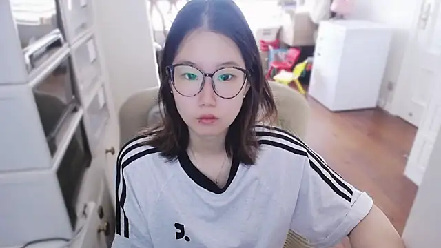 xiaoxiong-99 online show from 06-12-26, 06:56