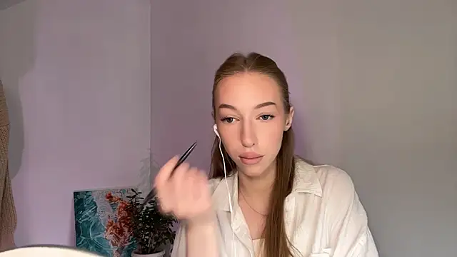 TraceyHowey online show from 06-14-26, 08:27